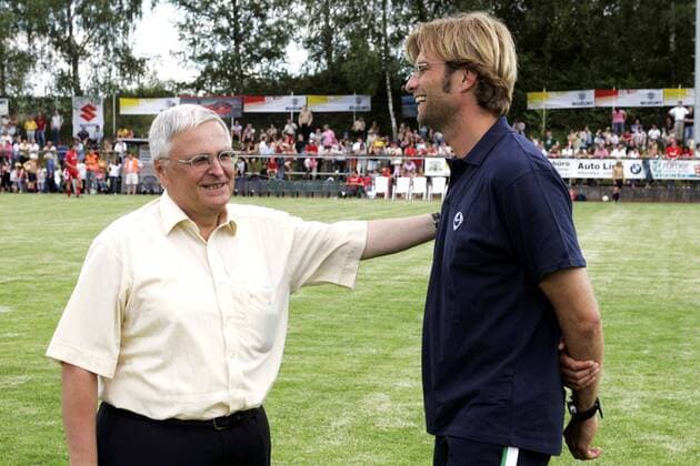 DFB Präsident Dr. Theo Zwanziger (li.) klopft Trainer Jürgen Klopp (Mainz) auf die Schulter Fußball 1. BL Herren Saisonvorbereitung 2005 2006, Test, Testspiel, Saison 2005 2006, FSV Mainz 05, Gruppe Vorbereitung Altendiez Harmonie Freude,