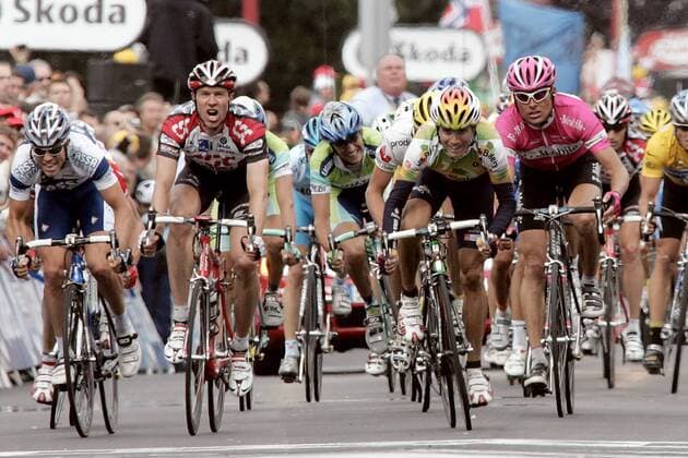 Alejandro Valverde (Spanien Illes Balears, 2.v.re.) sichert sich den 3. Platz vor Kim Kirchen (Luxemburg Fassa Bortolo, li.), Jens Voigt (CSC, 2.v.li.) und Jan Ullrich (T Mobile beide Deutschland) Radsport Herren Tour de France 2005, ProTour, Straßenradsport, Straße, Rad, Vdig, Gruppe 8. Etappe Pforzheim - Gerardmer Dynamik,