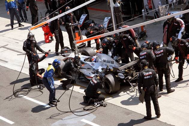 Kimi Räikkönen (Finnland McLaren Mercedes) - Boxenstopp Motorsport Grand Prix Herren Großer Preis von England 2005, Formel 1 Weltmeisterschaft, F1, F, GP, WM Totale Silverstone