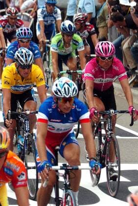 Lance Armstrong (USA Discovery Channel, li.) und Jan Ullrich (Deutschland T Mobile) erreichen im Hauptfeld das Ziel -  Radsport Herren Tour de France 2005, ProTour, Straßenradsport, Straße, Rad Gruppe 9. Etappe Gerardmer - Mulhouse
