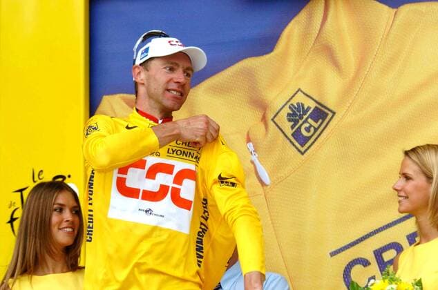 Jens Voigt (Deutschland CSC) streift sich überglücklich das gelbe Trikot des Gesamtführenden über -  Radsport Herren Tour de France 2005, ProTour, Straßenradsport, Straße, Rad Einzelbild 9. Etappe Gerardmer - Mulhouse Freude,