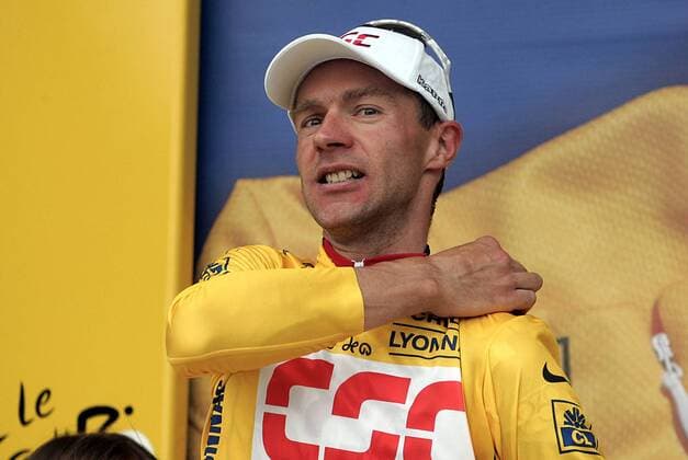 Der neue Gesamtführende Jens Voigt (Deutschland CSC) streift sich das gelbe Trikot über Radsport Herren Tour de France 2005, ProTour, Straßenradsport, Straße, Rad Einzelbild 9. Etappe Gerardmer - Mulhouse
