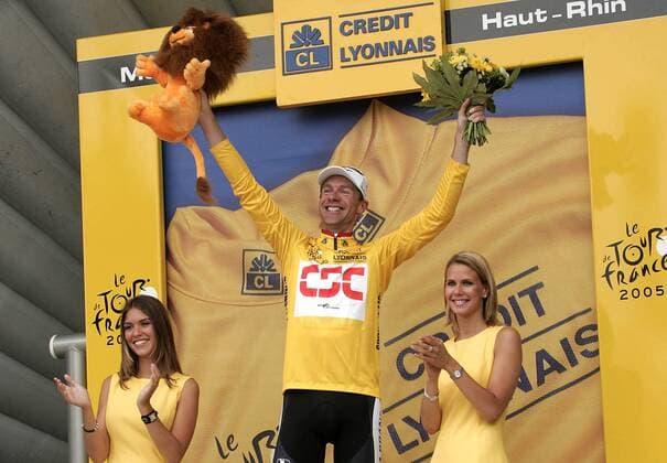 Der neue Gesamtführende Jens Voigt (Deutschland CSC) lässt sich während der Siegerehrung gebührend feiern Radsport Herren Tour de France 2005, ProTour, Straßenradsport, Straße, Rad Gruppe 9. Etappe Gerardmer - Mulhouse Freude,