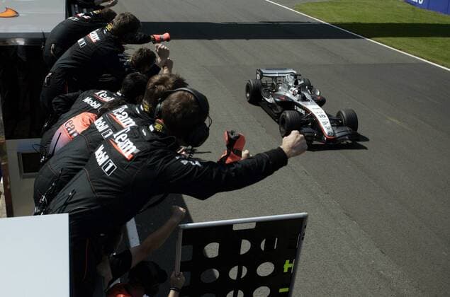 Sieger Juan Pablo Montoya (Kolumbien McLaren Mercedes) wird bei der Zieldurchfahrt von seiner Crew an der Boxenmauer umjubelt Motorsport Grand Prix Herren Großer Preis von England 2005, Formel 1 Weltmeisterschaft, F1, F, GP, WM Totale Silverstone Freude, Begeisterung,