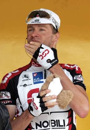 Jens Voigt (Deutschland CSC) verteilt Luftküsse Radsport Herren Tour de France 2005, ProTour, Straßenradsport, Straße, Rad Einzelbild 9. Etappe Gerardmer - Mulhouse