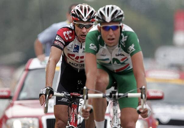 Jens Voigt (Deutschland CSC, li.) hinter Christophe Moreau (Frankreich Credit Agricole) Radsport Herren Tour de France 2005, ProTour, Straßenradsport, Straße, Rad Gruppe 9. Etappe Gerardmer - Mulhouse