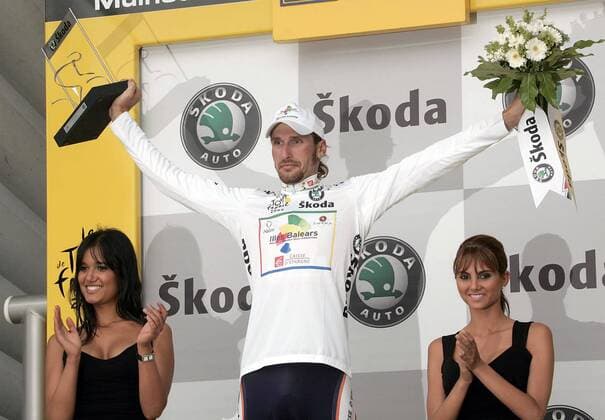 Der beste Jungprofi Vladimir Karpets (Rußland Illes Balears) lässt sich während der Siegerehrung gebührend feiern Radsport Herren Tour de France 2005, ProTour, Straßenradsport, Straße, Rad Gruppe 9. Etappe Gerardmer - Mulhouse Freude,