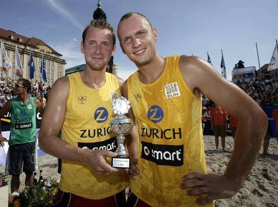 Kay Matysik (li.) und Marcus Popp (beide Deutschland) - Sieger der Zürich Masters Dresden 2005 mit ihrer Trophäe Beachvolleyball Herren Zürich Masters 2005, Zurich, Zuerich, Beach, Finale, Endspiel Gruppe Dresden