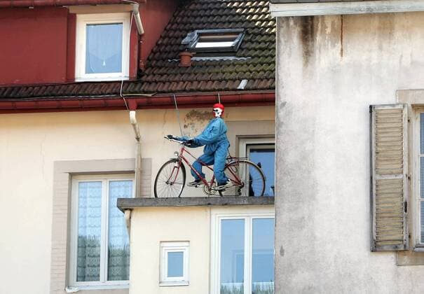 Eine skelettierter Radfahrer im Arbeitsanzug erinnert auf einem Vordach an die Leiden der Radfahrer während der Tour de France Radsport Herren Tour de France 2005, ProTour, Straßenradsport, Straße, Rad Totale 9. Etappe Gerardmer - Mulhouse Komik,