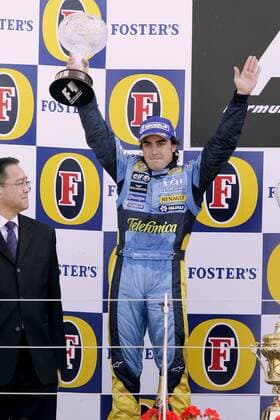 Fernando Alonso (Spanien Renault) feiert seinen zweiten Platz beim GP Silverstone 2005 Motorsport Grand Prix Herren Großer Preis von England 2005, Formel 1 Weltmeisterschaft, F1, F, GP, WM Einzelbild Silverstone Freude,