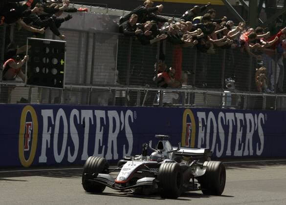 Sieger Juan Pablo Montoya (Kolumbien McLaren Mercedes) wird bei der Zieldurchfahrt von seiner Crew an der Boxenmauer umjubelt Motorsport Grand Prix Herren Großer Preis von England 2005, Formel 1 Weltmeisterschaft, F1, F, GP, WM Totale Silverstone Freude, Begeisterung,