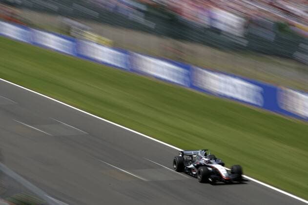 Juan Pablo Montoya (Kolumbien McLaren Mercedes) in seinem Boliden vor der Haupttribüne Motorsport Grand Prix Herren Großer Preis von England 2005, Formel 1 Weltmeisterschaft, F1, F, GP, WM Totale Silverstone Dynamik,