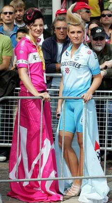 Weibliche Models tragen die Outfits der deutschen Teams T Mobile (li.) und Gerolsteiner Radsport Herren Tour de France 2005, ProTour, Straßenradsport, Straße, Rad Gruppe 8. Etappe: Pforzheim - Gerardmer