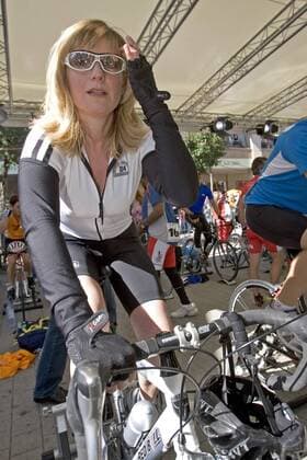 Moderatorin Barbara Eligmann auf einem Rennrad Radsport Damen ARD Startour 2005 Einzelbild Karlsruhe