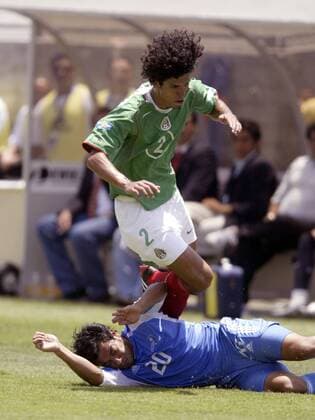 Maza (Mexico) gegen Carlos Ruiz (Guatemala, am Boden) - (Icon7932897) Fußball Länderspiel Herren CONCACAF Gold Cup 2005, Goldcup, Länderspiel, Nationalmannschaft, Nationalteam, Nationaltrikot, Gruppe Francisco Javier Rodriguez Pinedo Los Angeles Dynamik, EDITORIAL USE ONLY