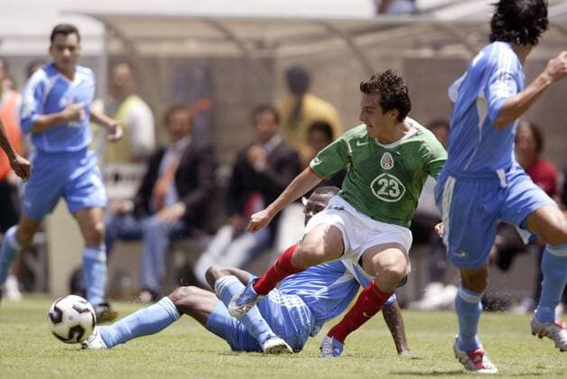 Luis Perez (Mexico, re.) gegen Nestor Martinez (Guatemala, am Boden) - (Icon7932900) Fußball Länderspiel Herren CONCACAF Gold Cup 2005, Goldcup, Länderspiel, Nationalmannschaft, Nationalteam, Nationaltrikot, Gruppe Los Angeles Dynamik, EDITORIAL USE ONLY