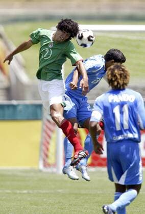 Maza (Mexico, li.) gegen Hernan Sandoval (Guatemala) - (Icon7932901) Fußball Länderspiel Herren CONCACAF Gold Cup 2005, Goldcup, Länderspiel, Nationalmannschaft, Nationalteam, Nationaltrikot, Gruppe Francisco Javier Rodriguez Pinedo Los Angeles Dynamik, Kampf, EDITORIAL USE ONLY