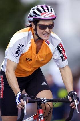 Uschi Disl (Deutschland) auf einem Rennrad Biathlon Damen ARD Startour 2005 Einzelbild Karlsruhe