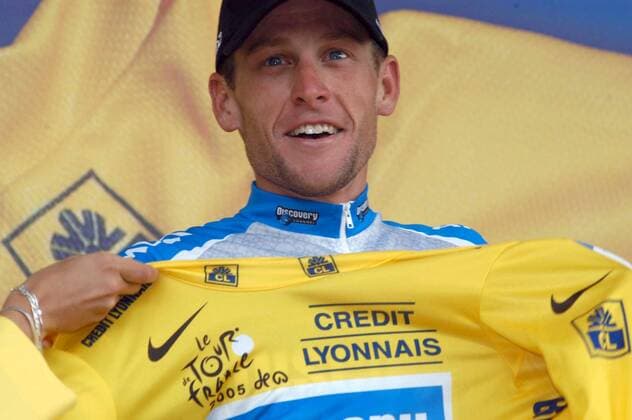 Lance Armstrong (USA Discovery Channel) streift sich während der Siegerehrung das gelbe Trikot des Gesamtführenden über -  Radsport Herren Tour de France 2005, ProTour, Straßenradsport, Straße, Rad, Vdig Einzelbild 10. Etappe: Grenoble - Courchevel Freude,