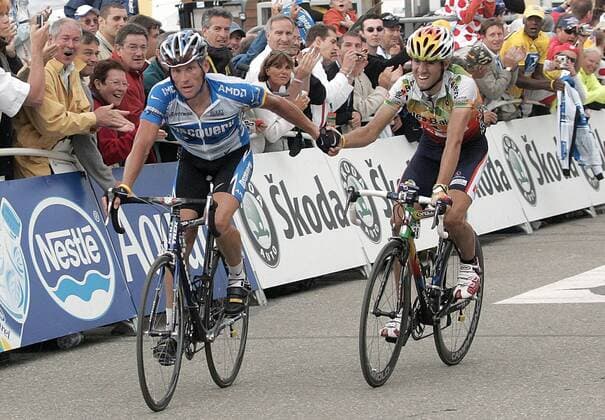 Alejandro Valverde (re., Spanien Illes Balears) bedankt sich bei Lance Armstrong (USA Discovery Channel) für den geschenkten Etappensieg Radsport Herren Tour de France 2005, ProTour, Straßenradsport, Straße, Rad, Vdig Gruppe 10. Etappe: Grenoble - Courchevel Freude, Kameradschaft,