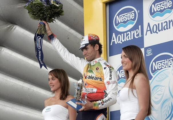 Etappensieger Alejandro Valverde (Spanien Illes Balears) während der Siegerehrung zwischen zwei netten Hostessen Radsport Herren Tour de France 2005, ProTour, Straßenradsport, Straße, Rad, Vdig Gruppe 10. Etappe: Grenoble - Courchevel Freude,