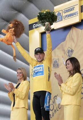 Lance Armstrong (USA Discovery Channel) im gelben Trikot des Gesamtführenden während der Siegerehrung zwischen zwei netten Hostessen Radsport Herren Tour de France 2005, ProTour, Straßenradsport, Straße, Rad, Vdig Gruppe 10. Etappe: Grenoble - Courchevel Freude,