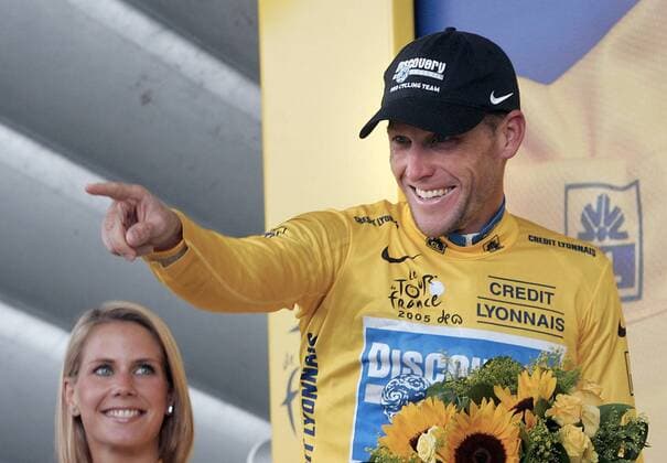 Lance Armstrong (USA Discovery Channel) während der Siegerehrung im gelben Trikot des Gesamtführenden Radsport Herren Tour de France 2005, ProTour, Straßenradsport, Straße, Rad, Vdig Einzelbild 10. Etappe: Grenoble - Courchevel Freude,