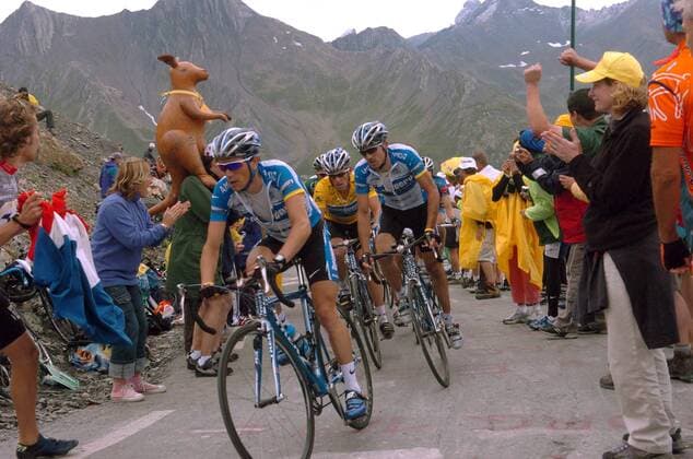 Lance Armstrong (USA, hi.) fährt im Windschatten seiner beiden Teamkollegen von Discovery Channel -  Radsport Herren Tour de France 2005, ProTour, Straßenradsport, Straße, Rad, Bergetappe, Berg, Berge Gruppe 11. Etappe: Courchevel - Briancon