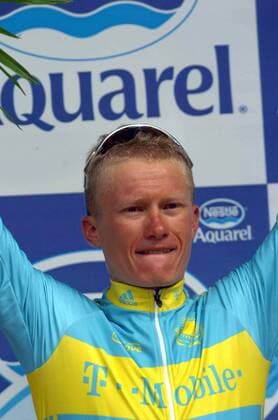 Etappensieger Alexander Vinokourov (Kasachstan T Mobile) während der Siegerehrung nach der 11. Etappe der Tour de France 2005 -  Radsport Herren Tour de France 2005, ProTour, Straßenradsport, Straße, Rad, Bergetappe, Berg, Berge Einzelbild 11. Etappe: Courchevel - Briancon Freude,