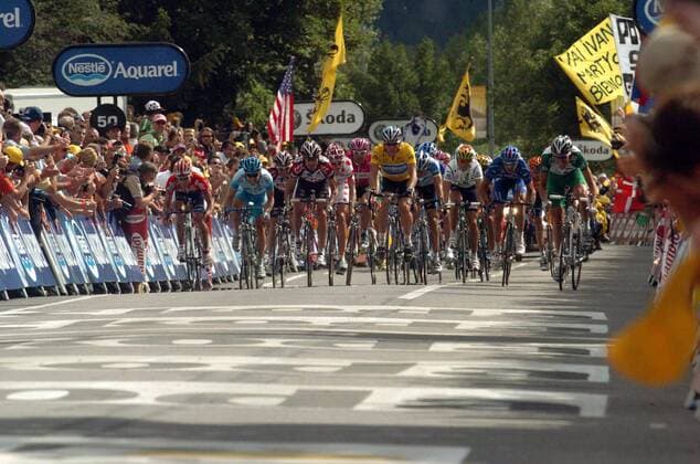Eine Gruppe um den Gesamtführenden Lance Armstrong (USA Discovery Channel, gelb) kommt ins Ziel -  Radsport Herren Tour de France 2005, ProTour, Straßenradsport, Straße, Rad, Bergetappe, Berg, Berge Totale 11. Etappe: Courchevel - Briancon Dynamik,