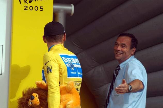 Lance Armstrong (USA Discovery Channel, li.) während der Siegerehrung nach der 11. Etappe der Tour de France 2005 mit Radsportlegende Bernard Hinault (Frankreich) -  Radsport Herren Tour de France 2005, ProTour, Straßenradsport, Straße, Rad, Bergetappe, Berg, Berge Gruppe 11. Etappe: Courchevel - Briancon