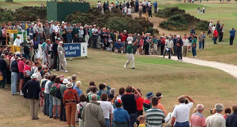 Arnies Army - Wie immer leisten zahlreiche Zuschauer Arnold Palmer (USA) bei seinem letzten Auftritt auf dem Old Course Royal in St. Andrews Gesellschaft -  Golf Herren British Open Championship 1995, PGA European Tour, TPC of Europe, Golfen Totale The Old Course Royal and Ancient Golf Club St. Andrews