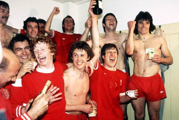 Meisterfeier Liverpool, hi.v.li.: Tommy Smith, Ian Callaghan, Phil Thompson, Jimmy Case, Kevin Keegan, vorn: Ray Kennedy, David Fairclough, Phil Neal und Emlyn Hughes - Fußball Herren English First Division 1975 1976, 1. Englische Liga, Liverpool FC, Meisterschaft Totale Wolverhampton Begeisterung, Freude,
