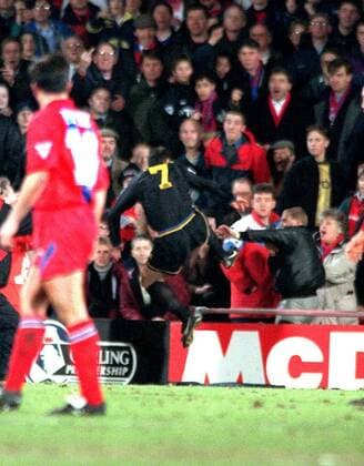 Eric Cantona (Manchester United) springt mit einem Karatetritt in die Zuschauerränge und attackiert Crystal Palace Fan Matthew Simmons (England), der ihn zuvor beleidigte -  Fußball Herren English Premier League 1994 1995, 1. Englische Liga, Crystal Palace - Manchester United 1:1 Totale Fußballhistorie, Geschichte, Fußballgeschichte London Dynamik, Wut,