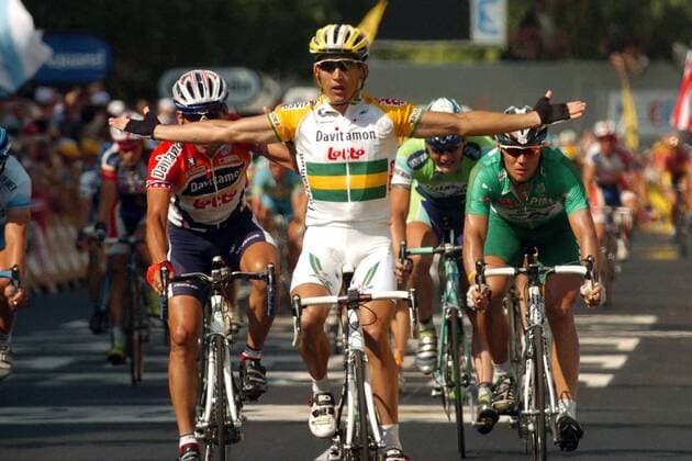 Robbie Mc Ewen (Australien Davitamon Lotto, Mitte) gewinnt die 13. Etappe der Tour de France und distanziert auch den Träger des grünen Trikots Thor Hushovd (Norwegen Credit Agricole) -  Radsport Herren Tour de France 2005, ProTour, Straßenradsport, Straße, Rad Gruppe 13. Etappe: Miramas - Montpellier Begeisterung, Freude,