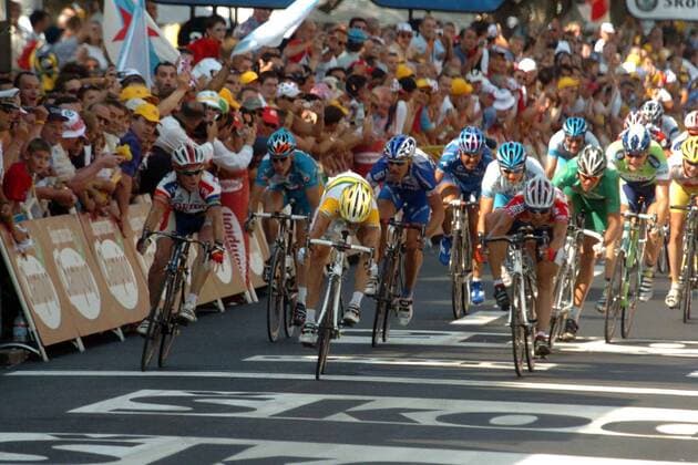 Robbie Mc Ewen (Australien Davitamon Lotto, Mitte) gewinnt die 13. Etappe der Tour de France 2005 vor Stuart O Grady (Australien Cofidis, li.) und Fred Rodriguez (USA Davitamon Lotto) -  Radsport Herren Tour de France 2005, ProTour, Straßenradsport, Straße, Rad Totale 13. Etappe: Miramas - Montpellier Dynamik,