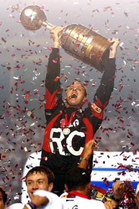 Torwart Rogerio Ceni (FC Sao Paulo) stemmt den Pokal für den Sieg bei der Copa Libertadores de America 2005 -  Fußball Herren Copa Libertadores de America 2005, Südamerika Pokal, Cup, Finale, Endspiel, FC Sao Paulo Gruppe Sao Paulo Freude,