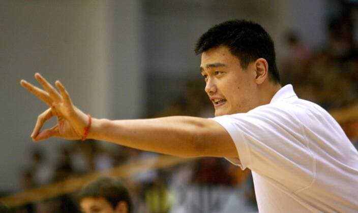 Yao Ming (China Houston Rockets) gibt während des NBA Trainingscamps Basketball Without Borders Anweisungen -  Basketball Herren Basketball Without Borders 2005, Trainingscamp, Basketballcamp Einzelbild IMC20050717a09 Beijing