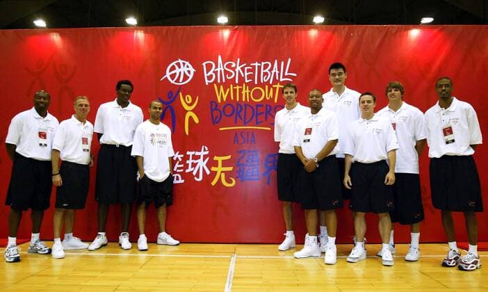 Basketball Without Borders - Dabei u.a. B.Nachbar (New Orleans Hornets, 5.v.re.), S.Dalembert (3.v.li.), K.Korver (2.v.re., beide Philadelphia 76ers), Y.Ming (Houston Rockets, 3.v.re.) u. T.Parker (San Antonio Spurs, 4.v.li.) -  Basketball Herren Basketball Without Borders 2005, Trainingscamp, Basketballcamp Gruppe IMCp04988903 Beijing