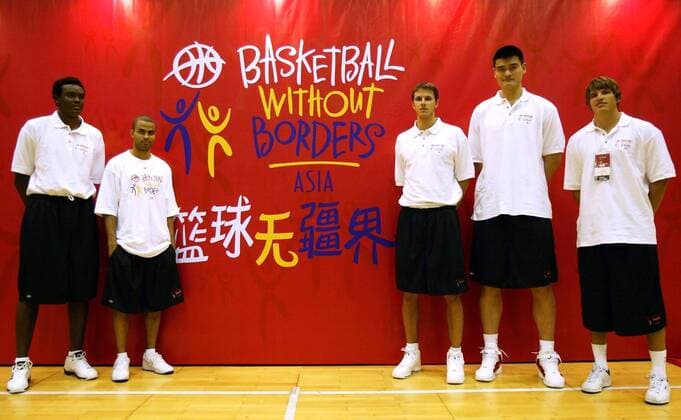 Basketball Without Borders - V.li. S.Dalembert (Philadelphia 76ers), T.Parker (San Antonio Spurs), B.Nachbar (New Orleans Hornets), Y.Ming (Houston Rockets) und K.Korver (Philadelphia 76ers) -  Basketball Herren Basketball Without Borders 2005, Trainingscamp, Basketballcamp Gruppe IMCp04988905 Beijing