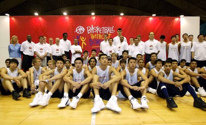 Die NBA gastiert in Asien - Die Teilnehmer des NBA Trainingscamps Basketball Without Borders werden mit den Stars der amerikanischen Profiliga präsentiert -  Basketball Herren Basketball Without Borders 2005, Trainingscamp, Basketballcamp Totale IMCp04988902 Beijing