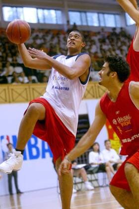 Ein Teilnehmer des NBA Trainingscamps Basketball Without Borders mit einem Korbleger -  Basketball Herren Basketball Without Borders 2005, Trainingscamp, Basketballcamp Einzelbild IMC2005071702 Beijing Dynamik,