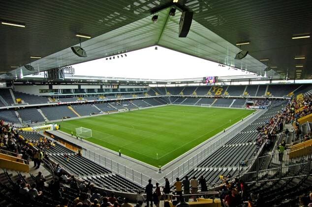 Das neue Stadion der Young Boys Bern - Stade de Suisse- füllt sich im UI Cup Spiel noch vor der offiziellen Stadioneröffnung nur schleppend Fußball Herren UI Cup 2005 2006, BSC Young Boys Bern, UIC, UEFA Intertoto, Super League, Nationalliga A, NLA, Vdig Totale Stade de Suisse Bern