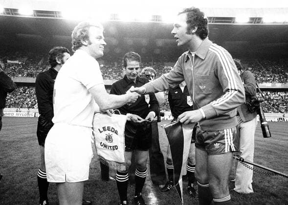 Franz Beckenbauer (Bayern, re.) und Billy Bremner (Leeds, li.) bei der Begrüßung Fußball EC 1 Herren Europapokal der Landesmeister 1974 1975, Europacup, Finale, Endspiel Gruppe Paris Harmonie,