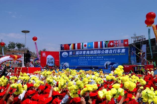 Farbenfrohe Eröffnungsfeier der Tour of Qinghai Lake 2005 -  Radsport Herren Tour of Qinghai Lake 2005, Straßenradsport, Straße, Rad Totale IMCpau4896501 1. Etappe: Huangzhong - Xining