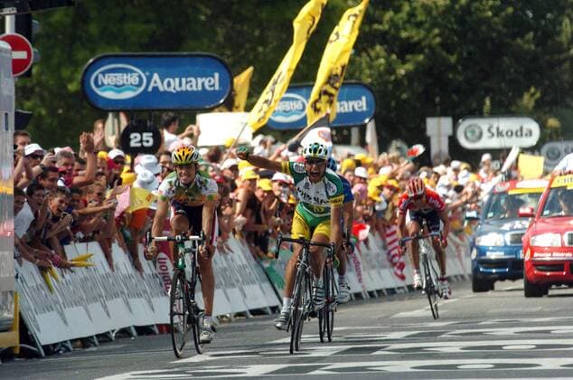 Oscar Pereiro Sio (Spanien Phonak, re.) gewinnt die 16. Etappe der Tour de France vor Xabier Zandio (Spanien Illes Balears) - , Radsport Herren Tour de France 2005, ProTour, Straßenradsport, Straße, Rad Totale 16. Etappe: Mourenx - Pau Freude, Begeisterung,
