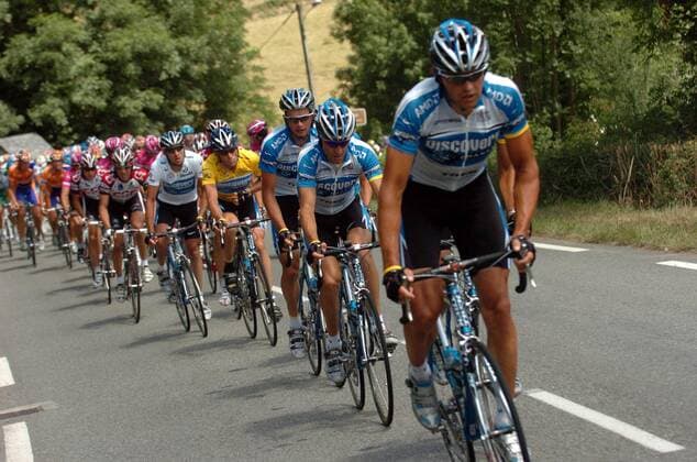 Das Team von Discovery Channel drückt aufs Tempo für Ihren Kapitän Lance Armstrong (im gelben Trikot) - , Radsport Herren Tour de France 2005, ProTour, Straßenradsport, Straße, Rad Totale 16. Etappe: Mourenx - Pau