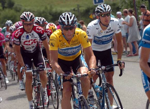 Lance Armstrong (USA, Mitte), immer an seiner Seite Yaroslav Popovych (Ukraine beide Discovery Channel, re.) und Ivan Basso (Italien CSC) - , Radsport Herren Tour de France 2005, ProTour, Straßenradsport, Straße, Rad Einzelbild 16. Etappe: Mourenx - Pau