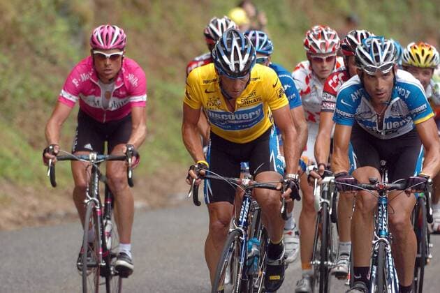 Lance Armstrong (Mitte) und George Hincapie (beide USA Discovery Channel) und Jan Ullrich (Deutschland T Mobile, li.) - , Radsport Herren Tour de France 2005, ProTour, Straßenradsport, Straße, Rad Gruppe 16. Etappe: Mourenx - Pau