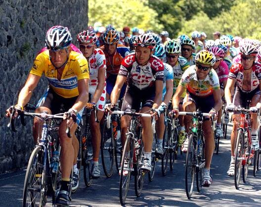 Lance Armstrong (USA Discovery Channel) an der Spitze des Feldes vor Ivan Basso (Italien CSC, Mitte) und Mickael Rasmussen (Dänemark Rabobank, im Bergtrikot, li. - , Radsport Herren Tour de France 2005, ProTour, Straßenradsport, Straße, Rad Totale 16. Etappe: Mourenx - Pau